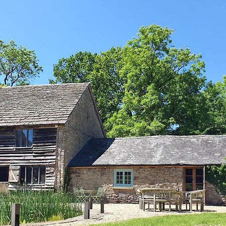 Вилла The Threshing Barn At Penrhos Court Кингтон Номер фото