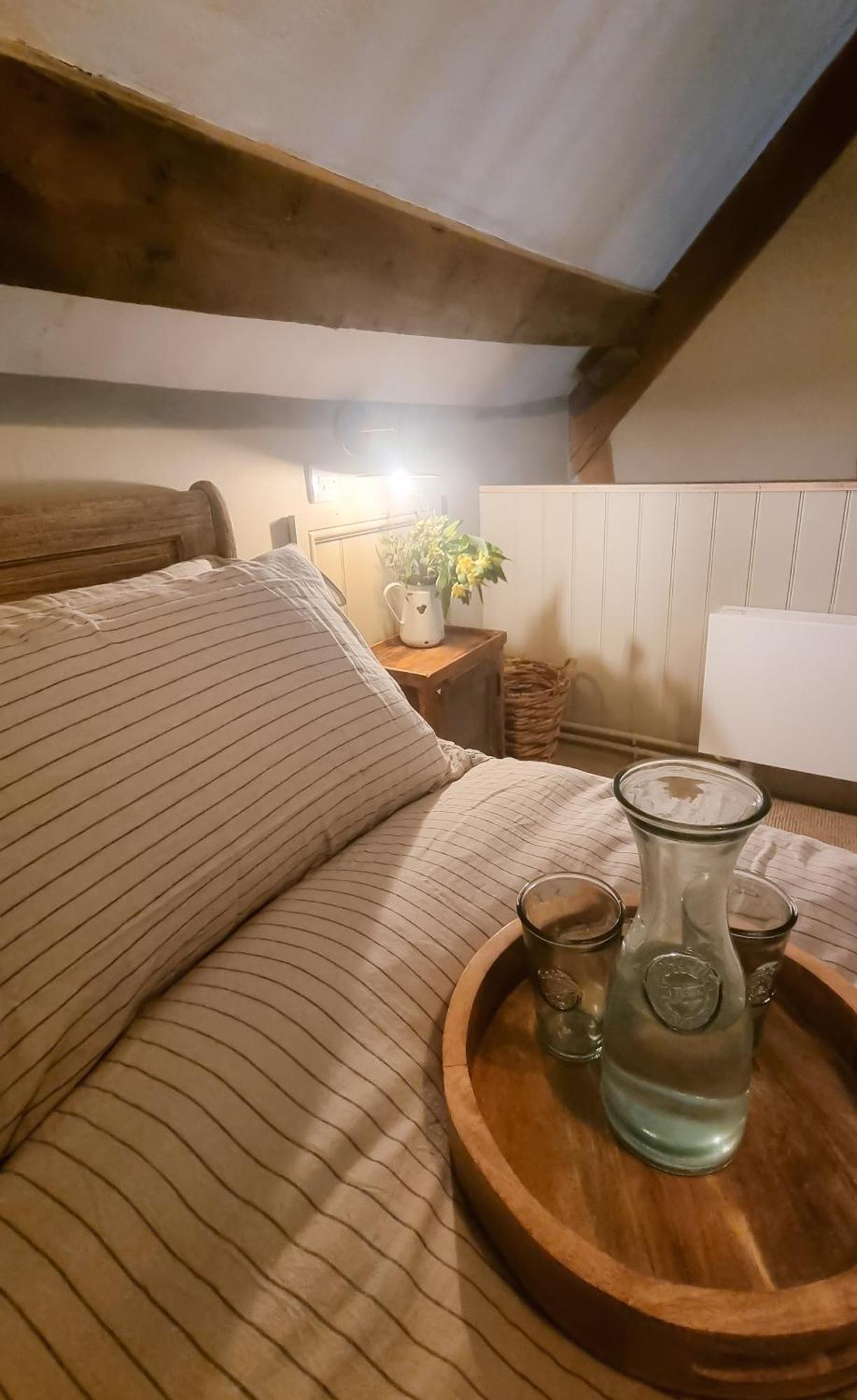 Вилла The Threshing Barn At Penrhos Court Кингтон Номер фото